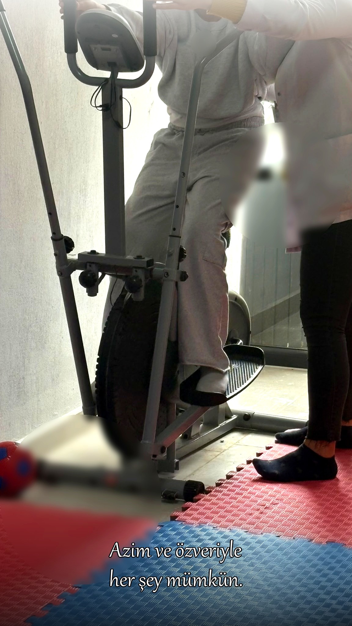 Elliptik bisiklet terapisi seansı — uzman eşliğinde rehabilitasyon