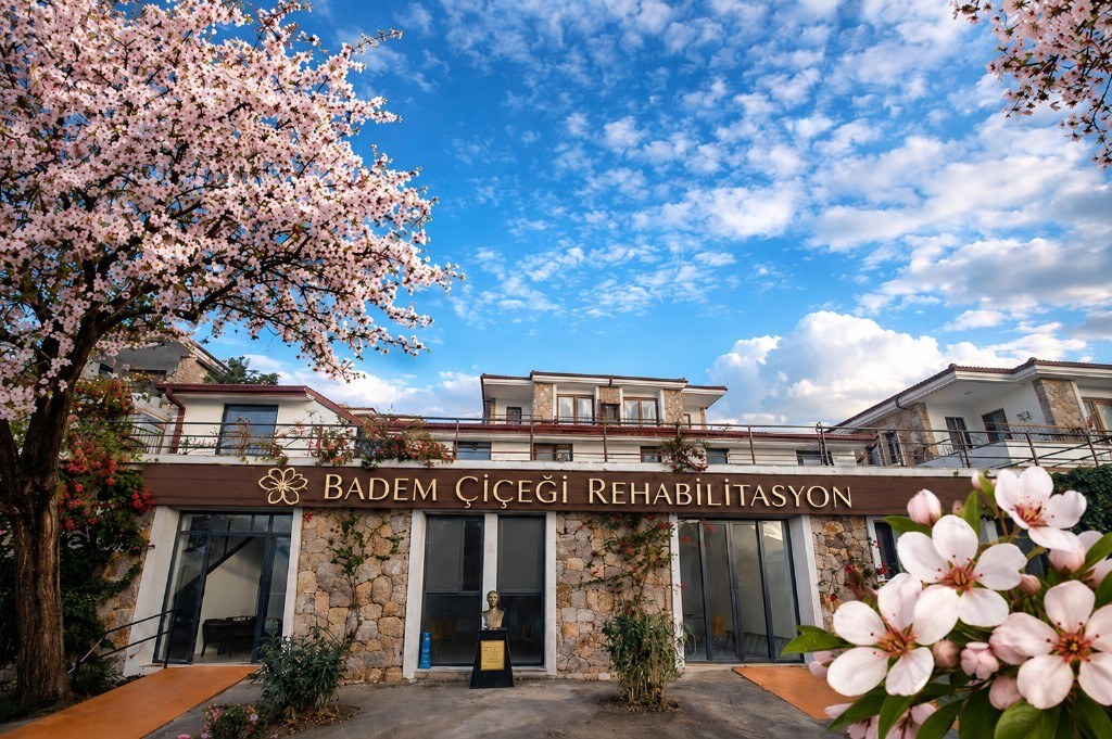Badem Çiçeği Özel Eğitim ve Rehabilitasyon Merkezi — ön cephe ve kurumsal tabela, Datça